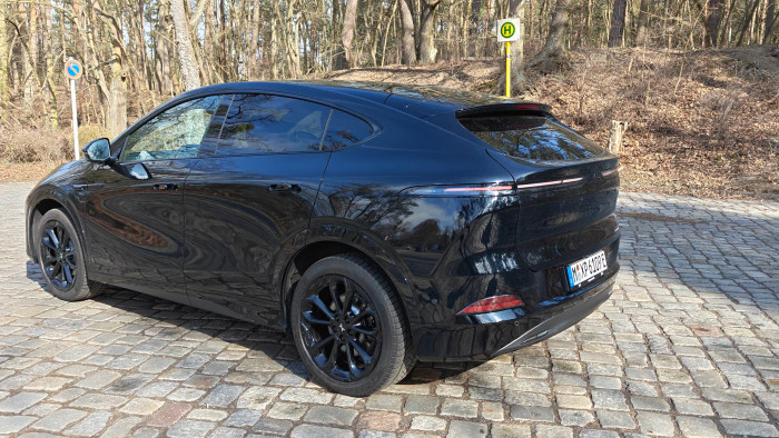 Das Heck fällt nicht so steil ab wie bei anderen SUVs. (Bild: Martin Wolf/Golem)